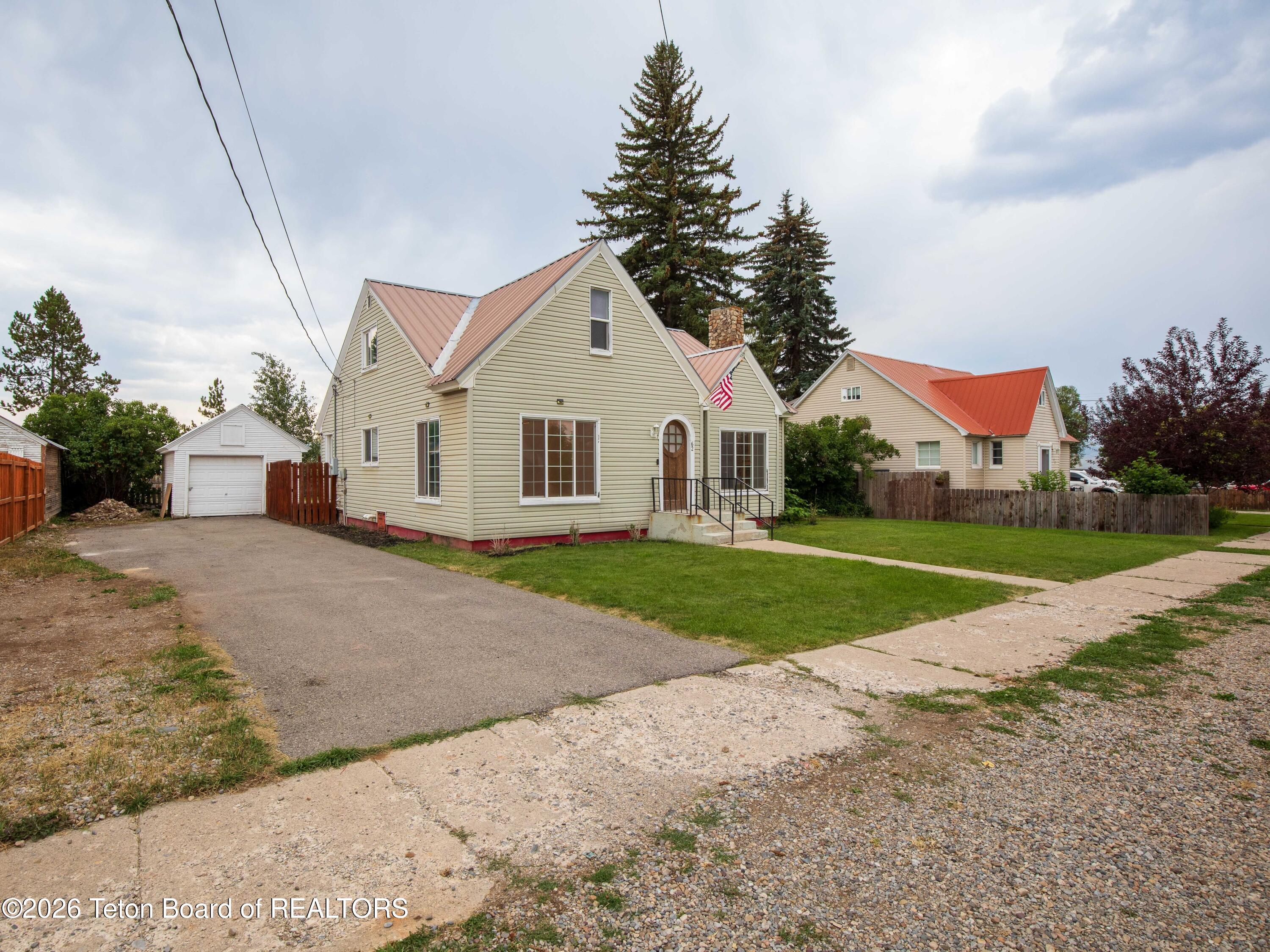 62 W 4TH Avenue
