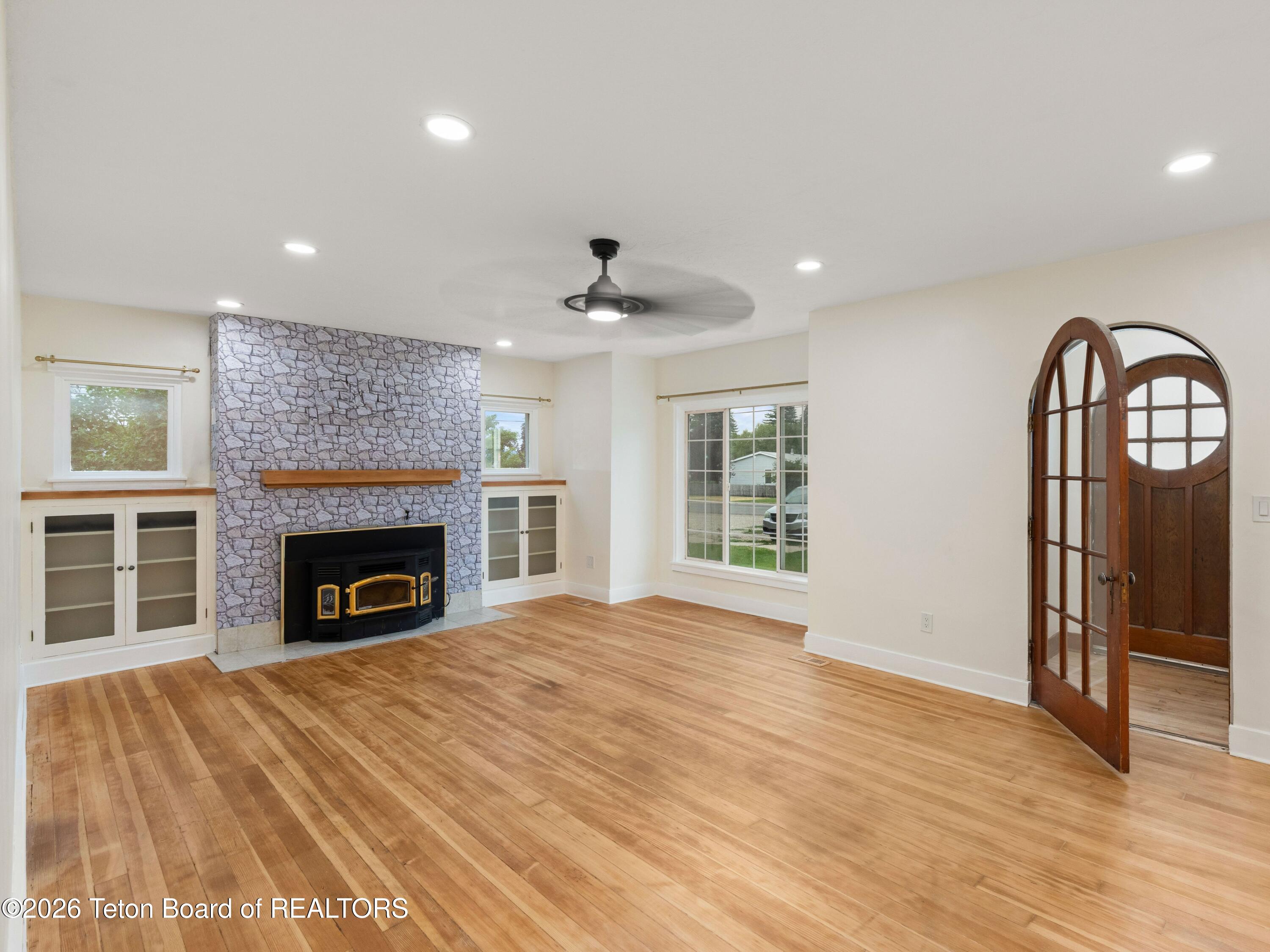 62 W 4TH Avenue