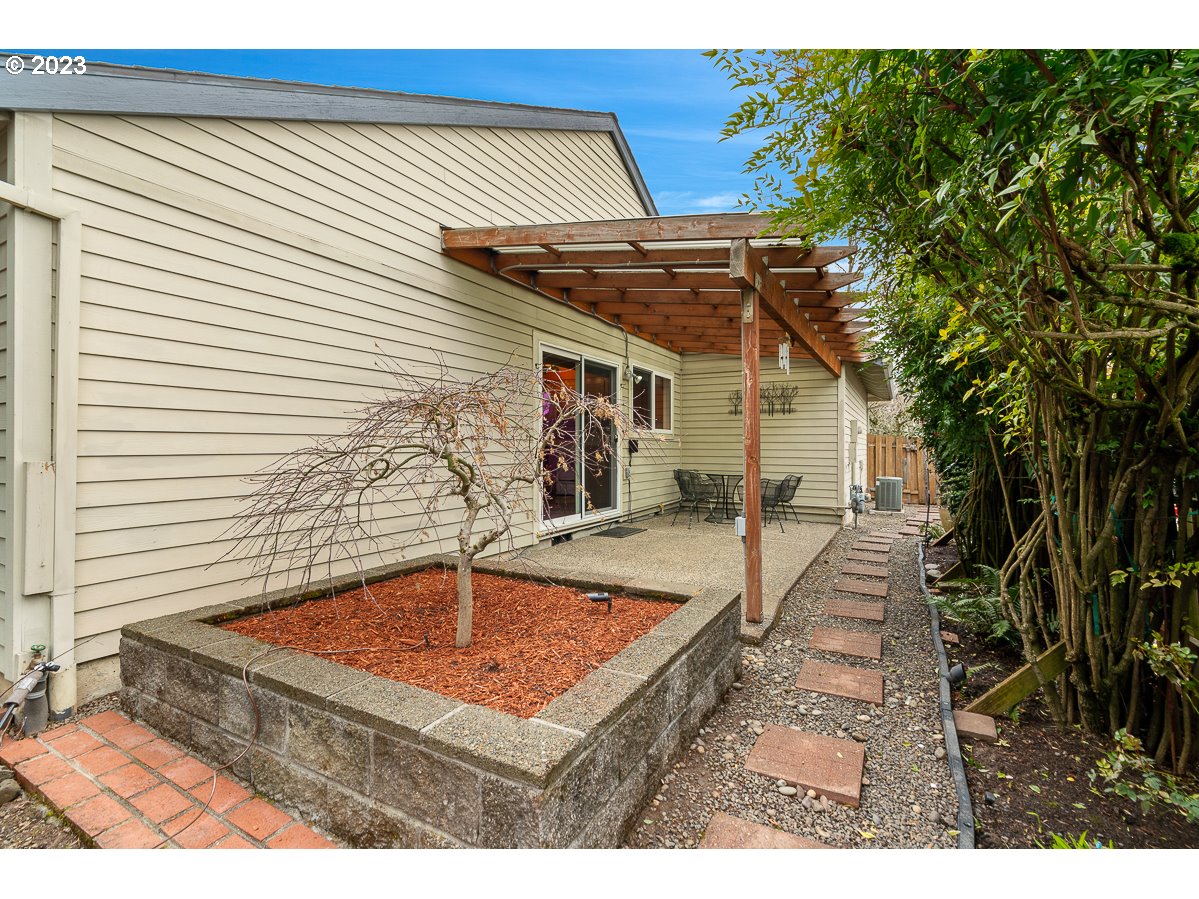 1328 SE JACQUELIN DR