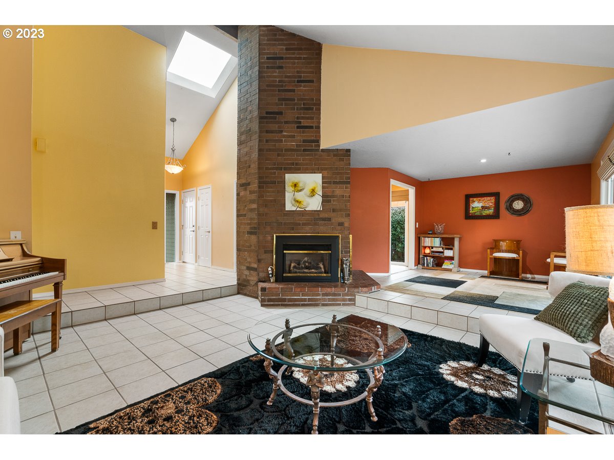 1328 SE JACQUELIN DR