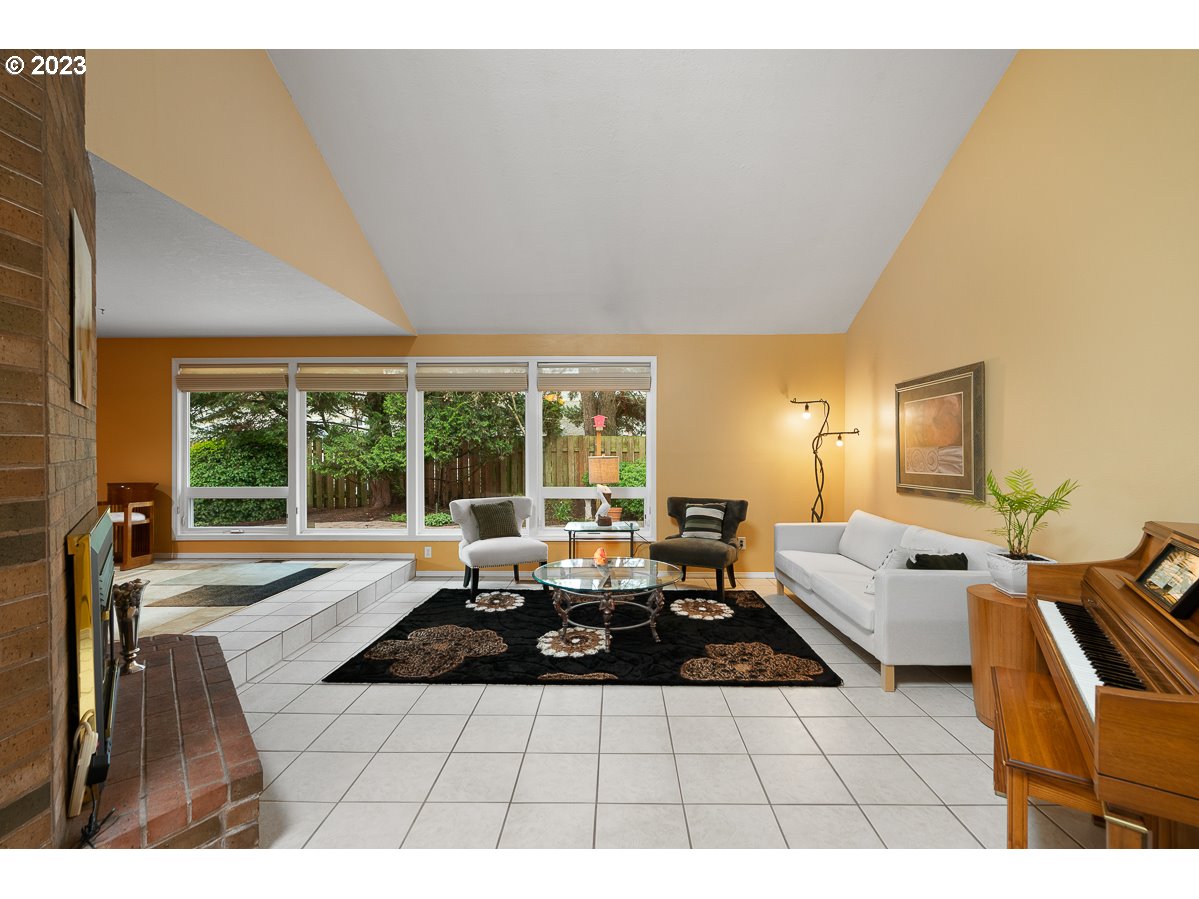 1328 SE JACQUELIN DR