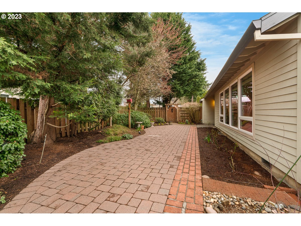 1328 SE JACQUELIN DR