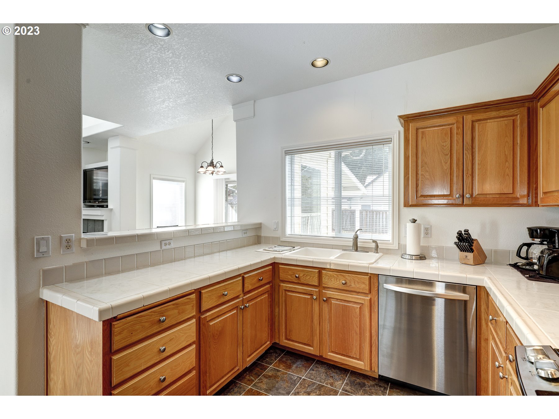 1669 NE GLEN ELLEN DR