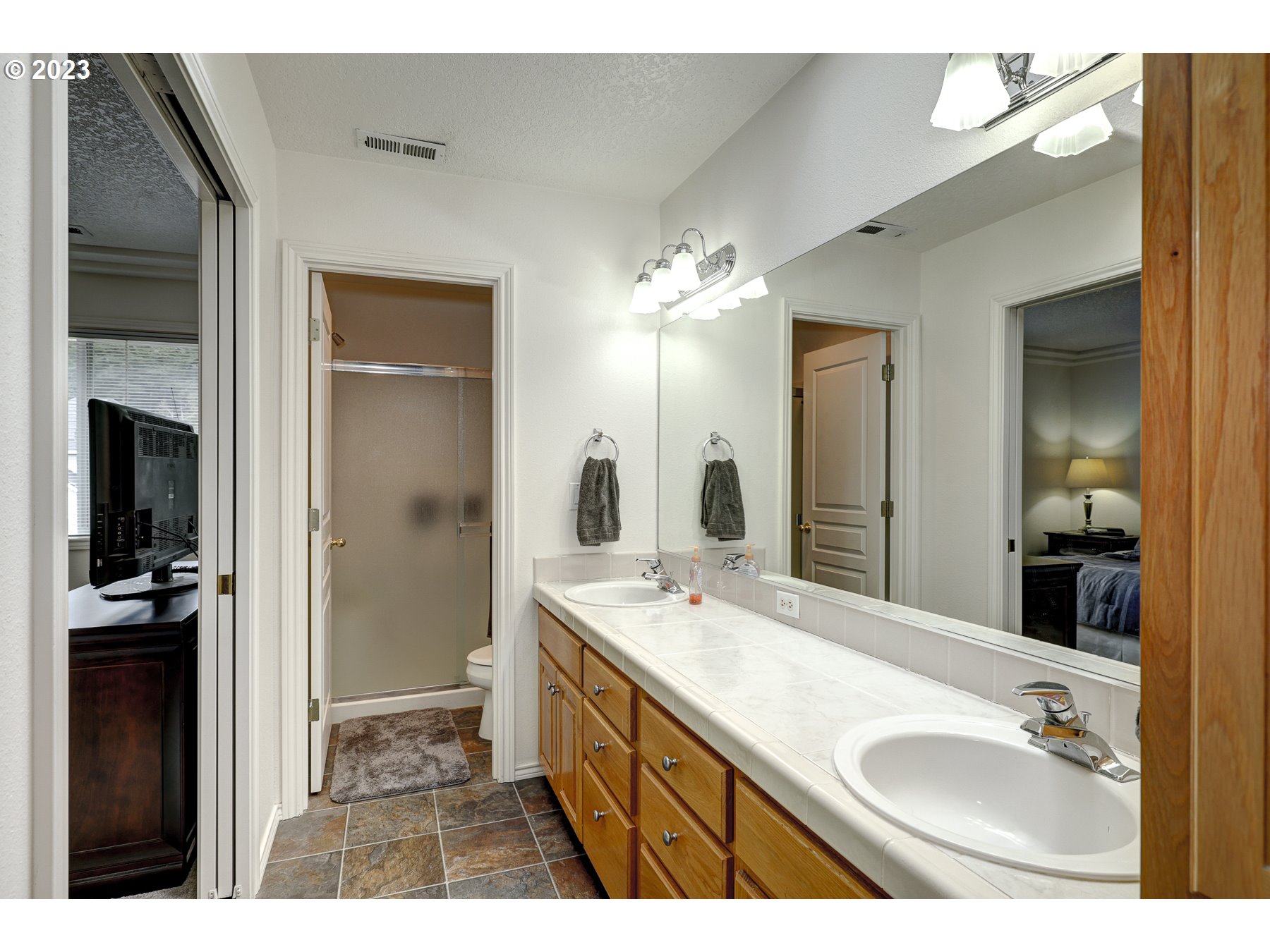 1669 NE GLEN ELLEN DR