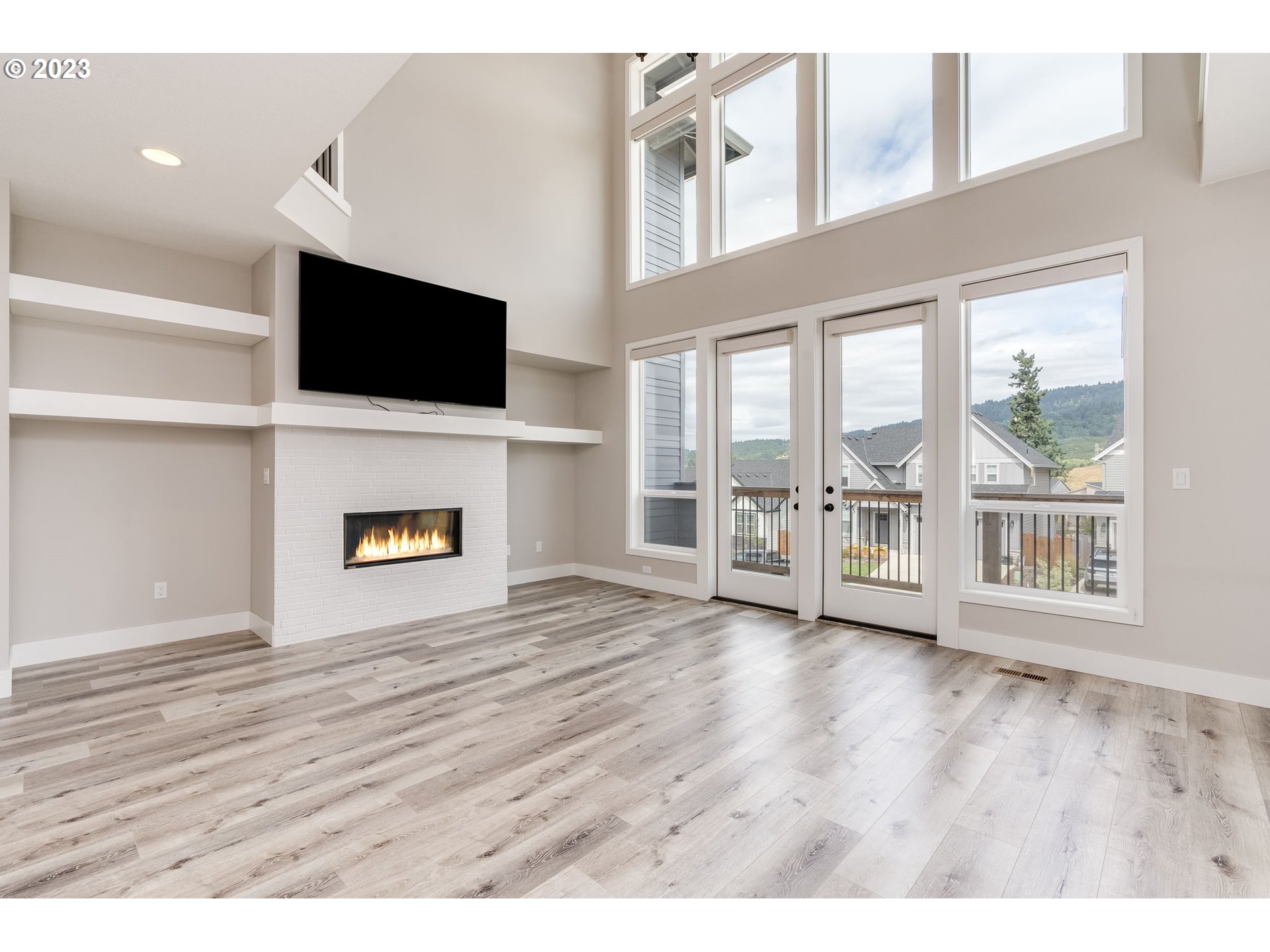240 E TAYLOR DR