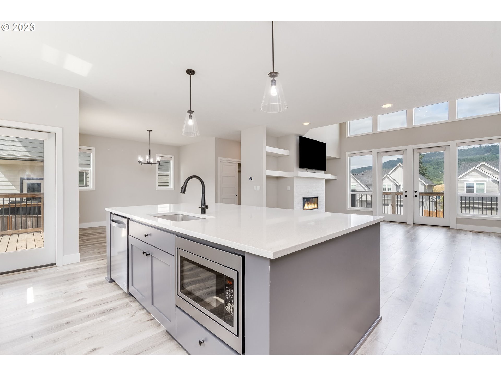 240 E TAYLOR DR