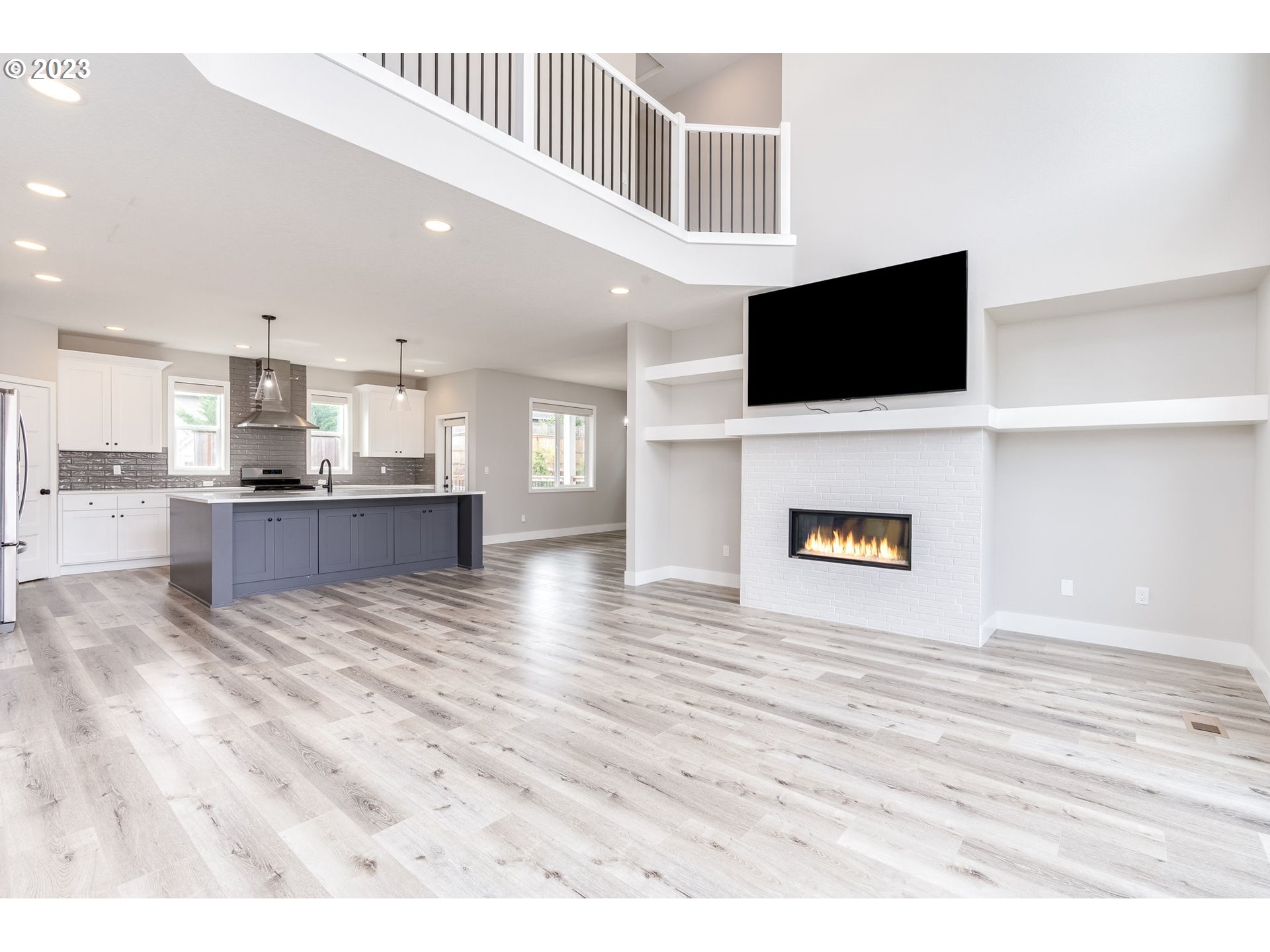 240 E TAYLOR DR