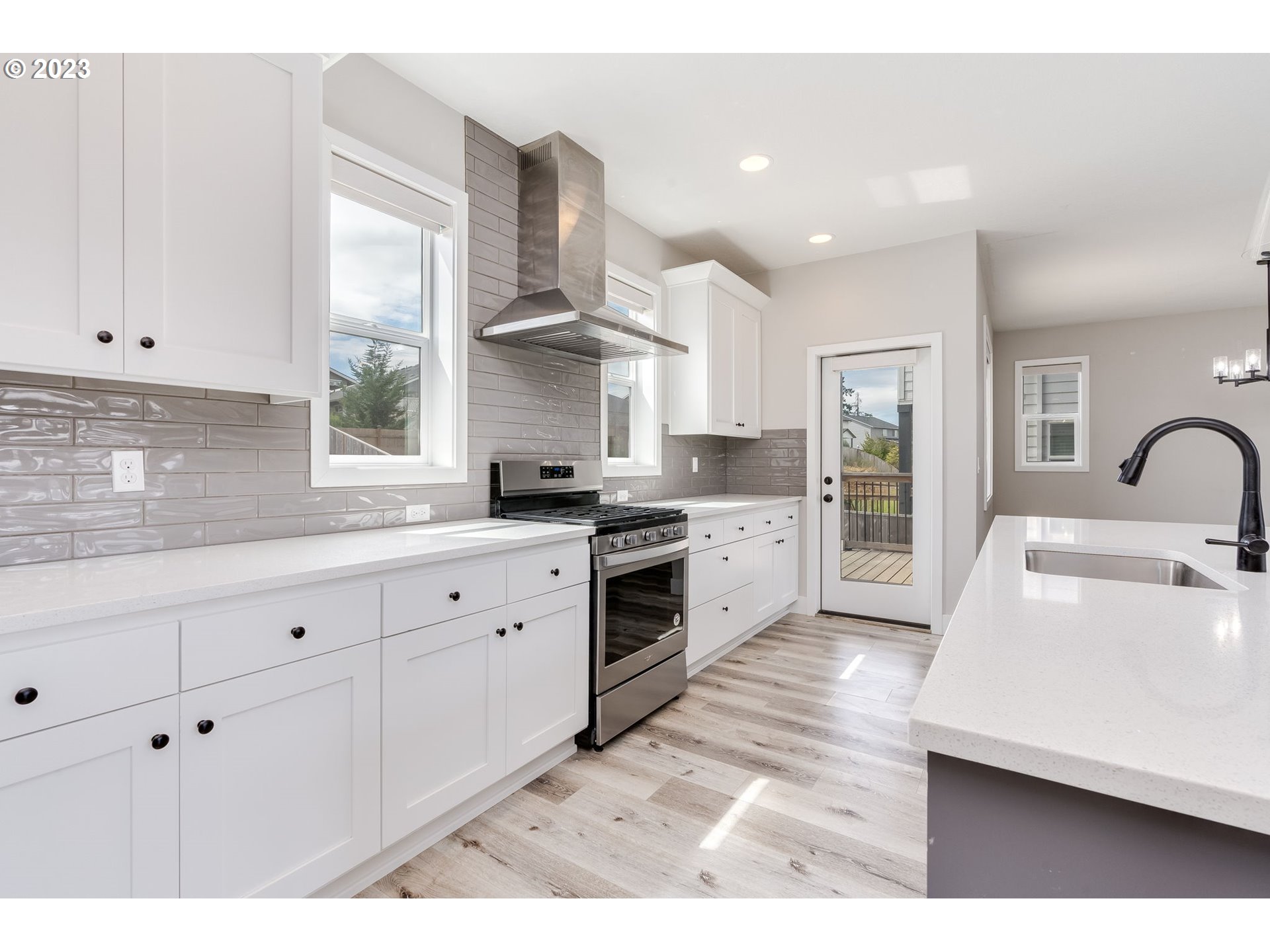 240 E TAYLOR DR