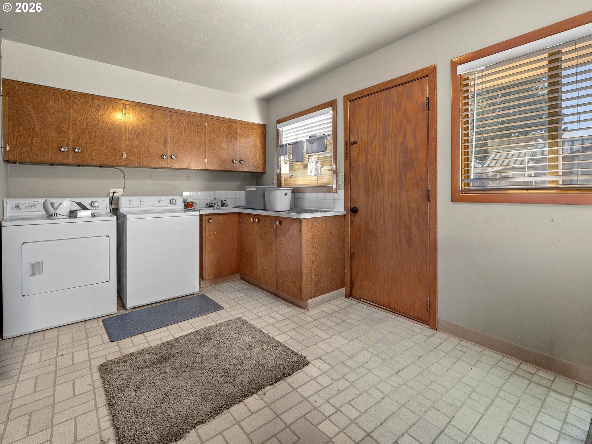 912 E MAIN ST