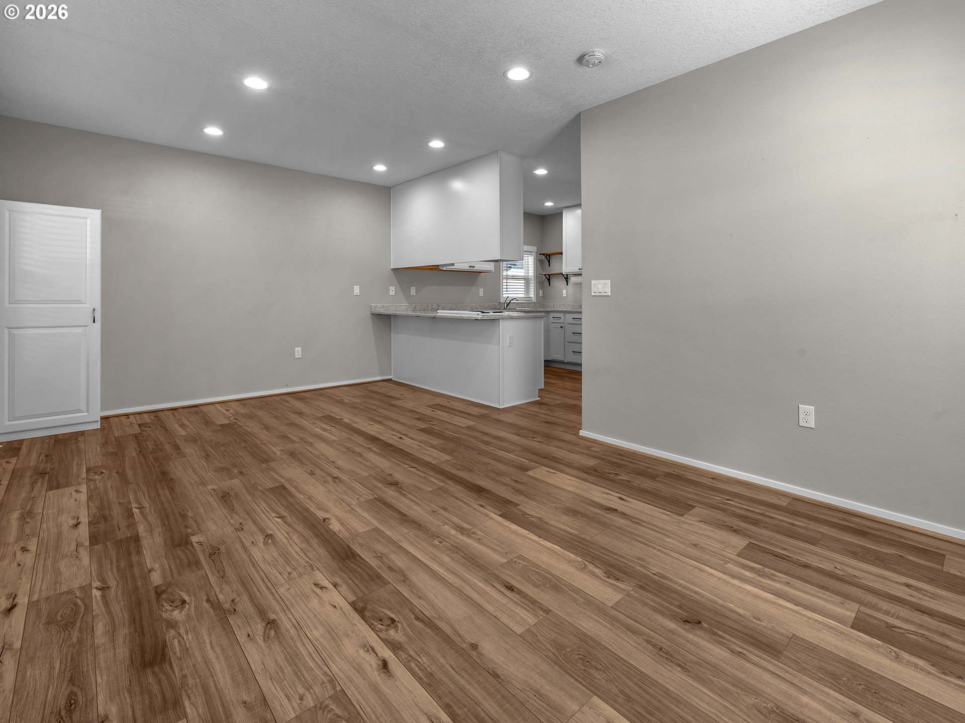 912 E MAIN ST