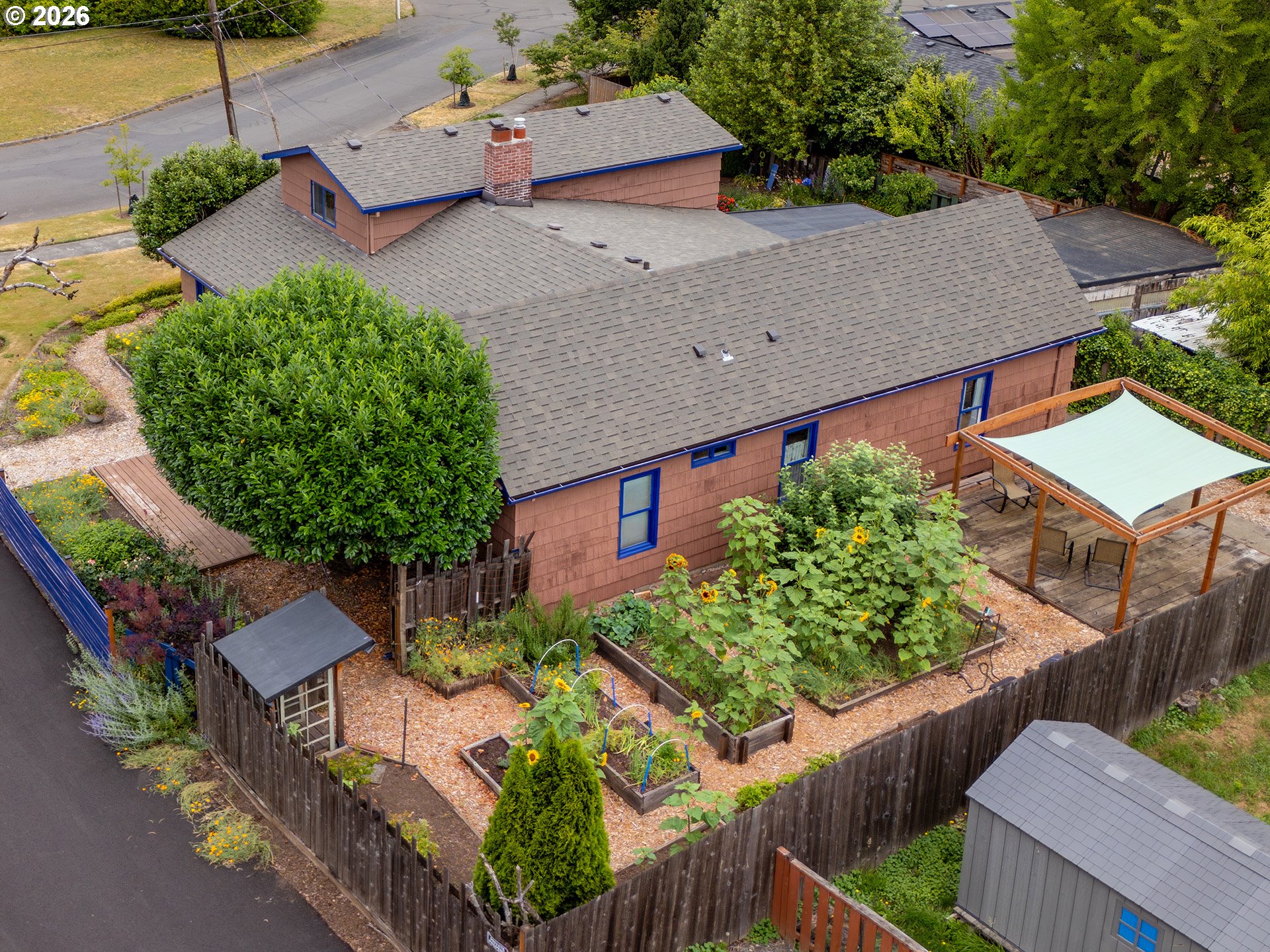 624 NE EDISON ST