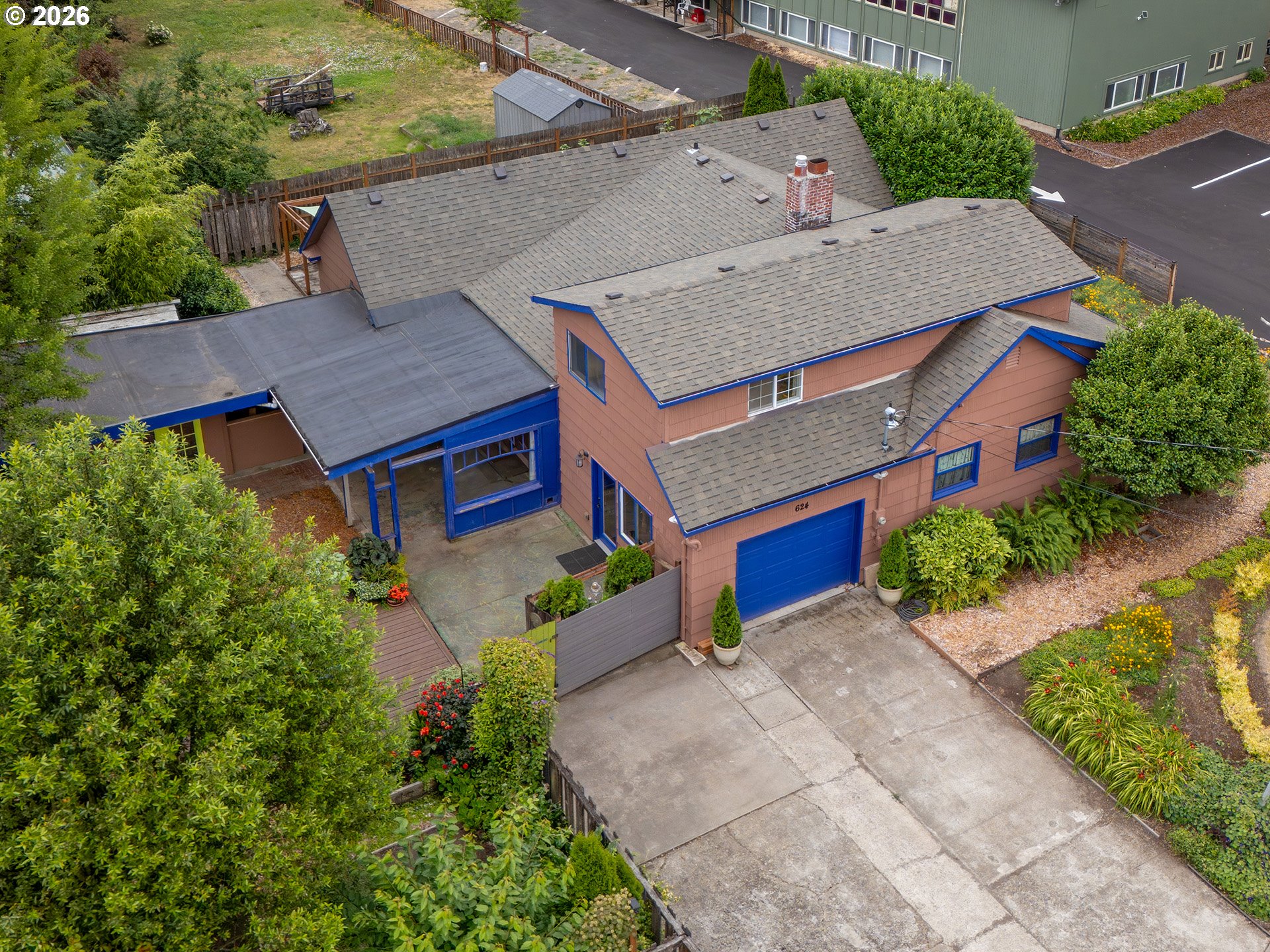 624 NE EDISON ST
