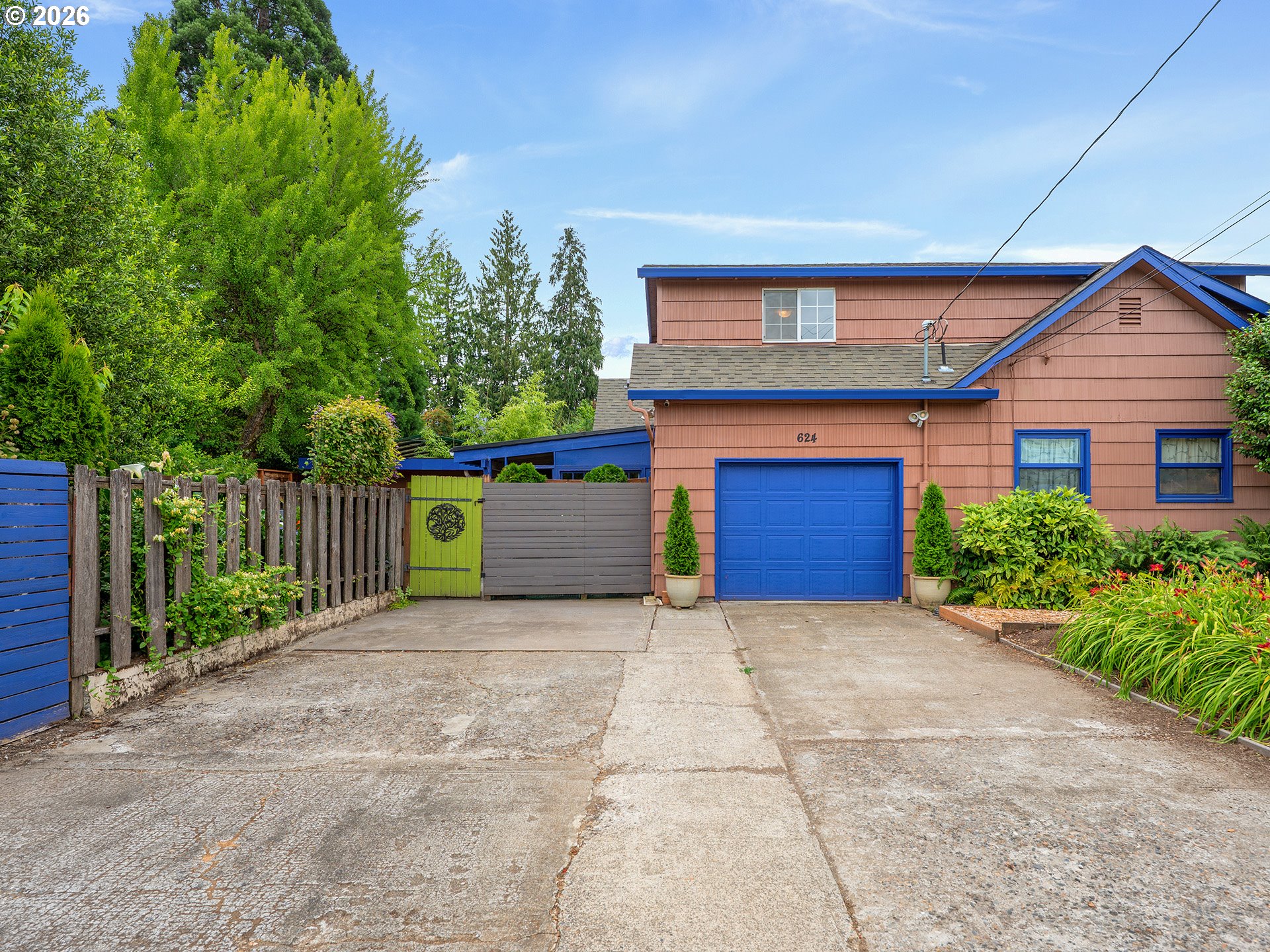624 NE EDISON ST