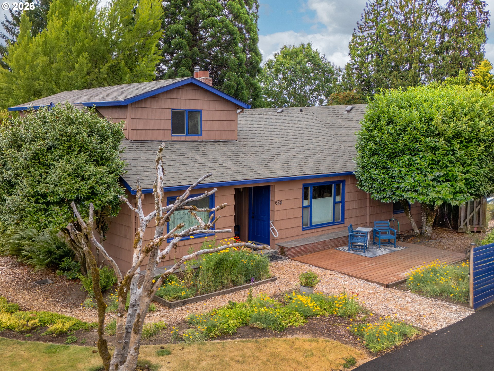 624 NE EDISON ST