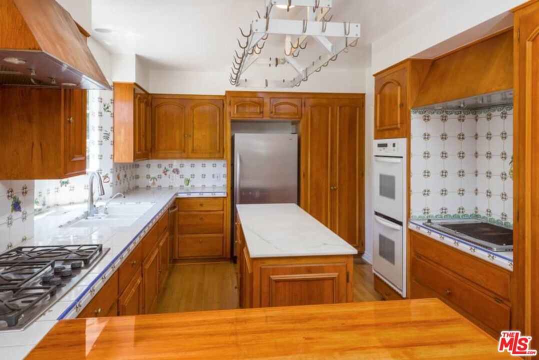 1957 MANDEVILLE CANYON RD