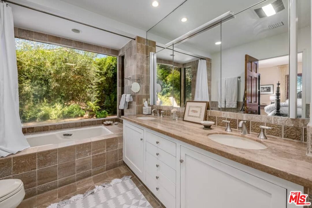 3266 Mandeville Canyon Rd