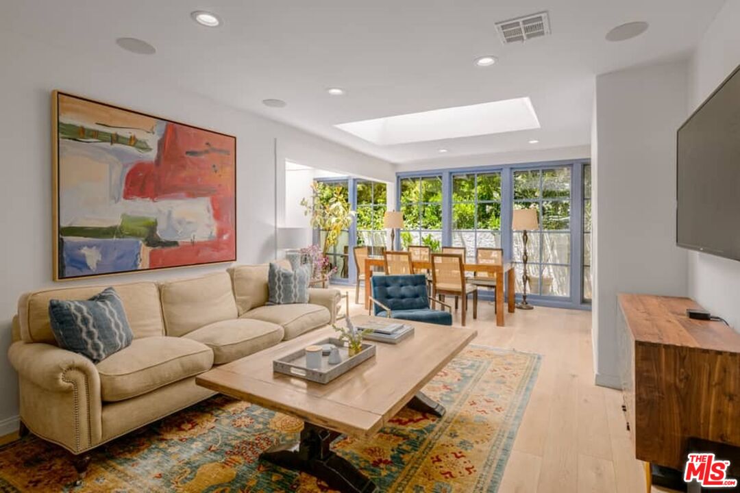 3266 Mandeville Canyon Rd