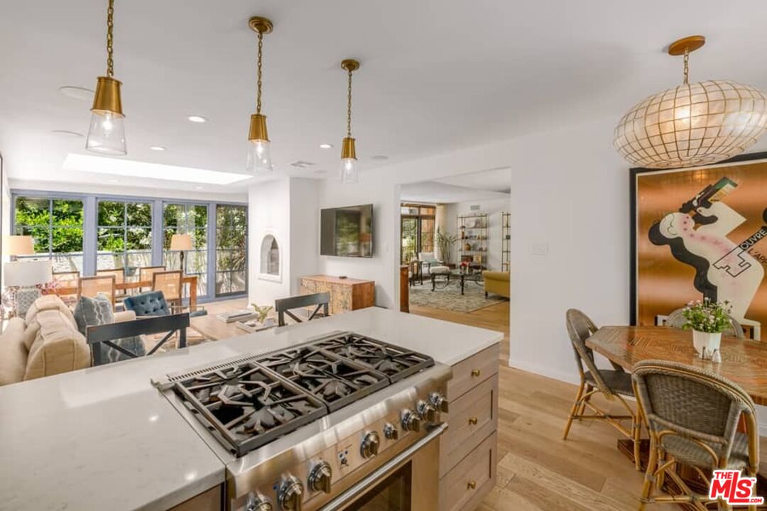 3266 Mandeville Canyon Rd