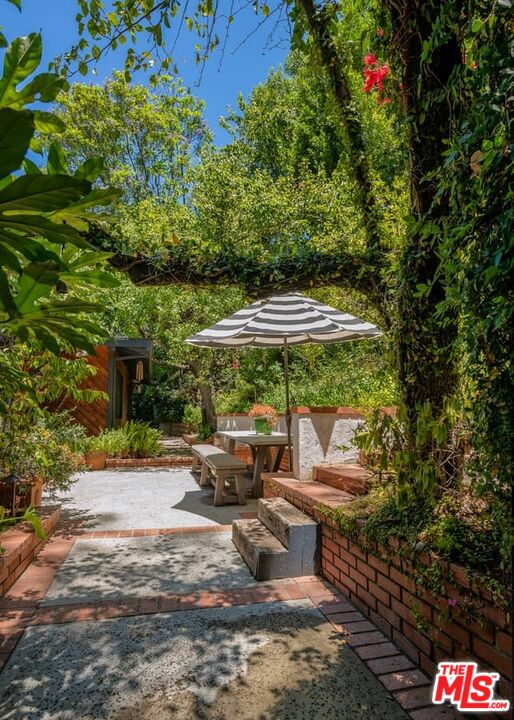 3266 Mandeville Canyon Rd