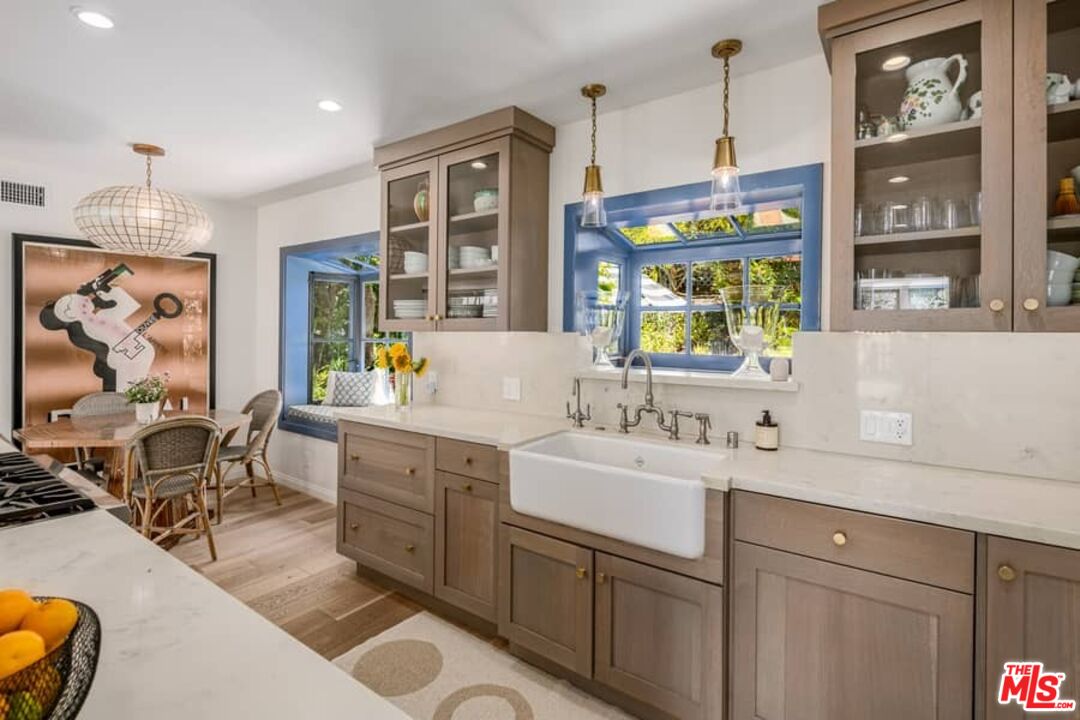 3266 Mandeville Canyon Rd