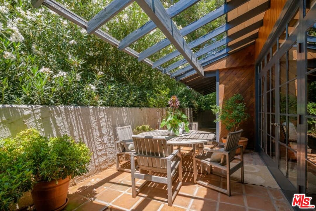 3266 Mandeville Canyon Rd