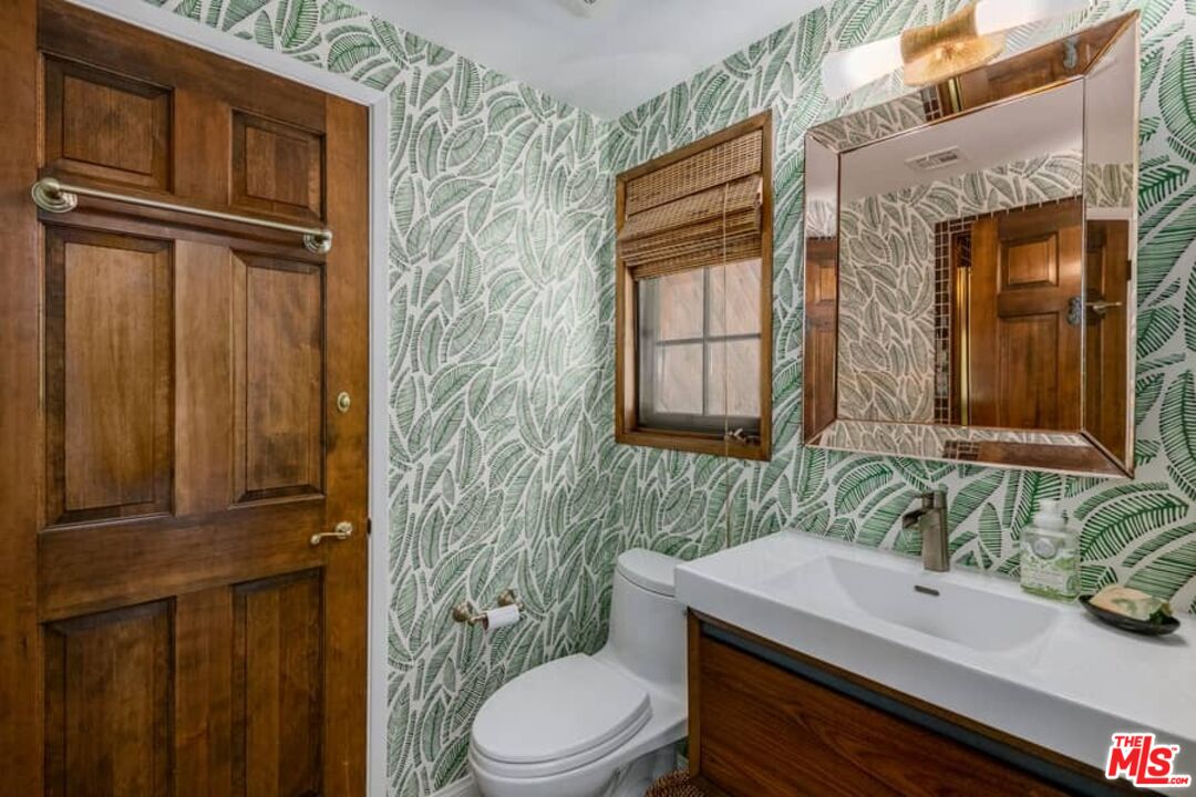 3266 Mandeville Canyon Rd