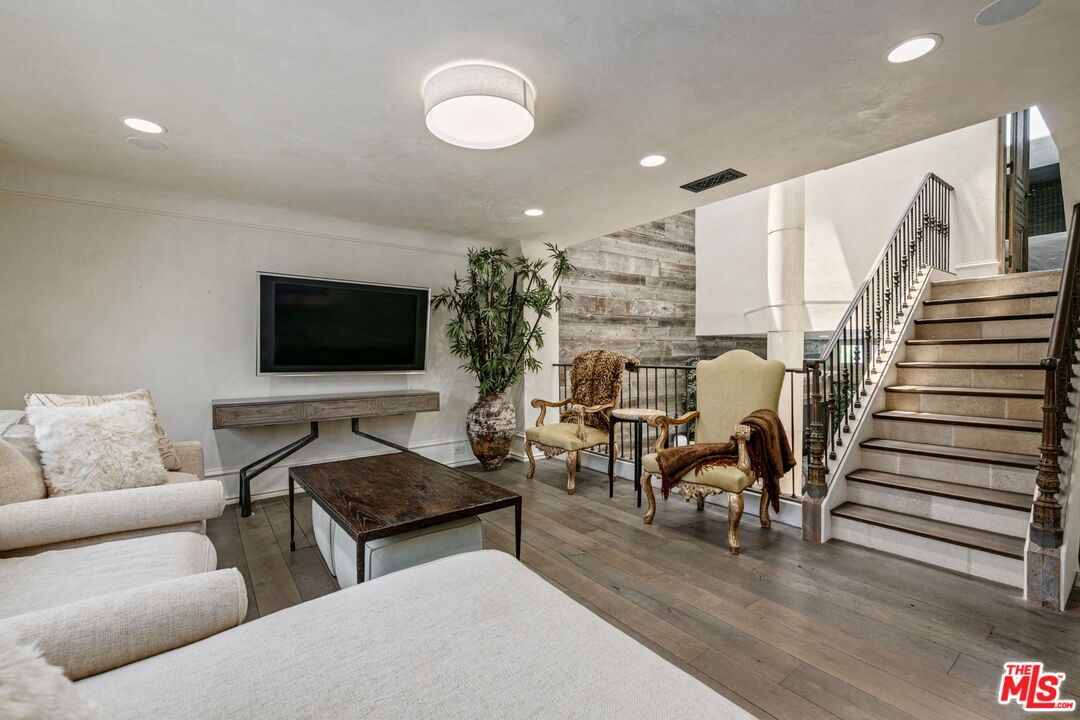 2408 34th St Unit: 4