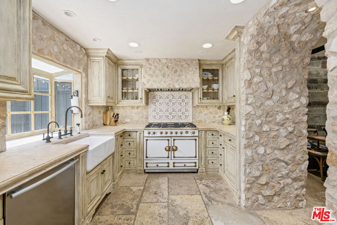 2408 34th St Unit: 4