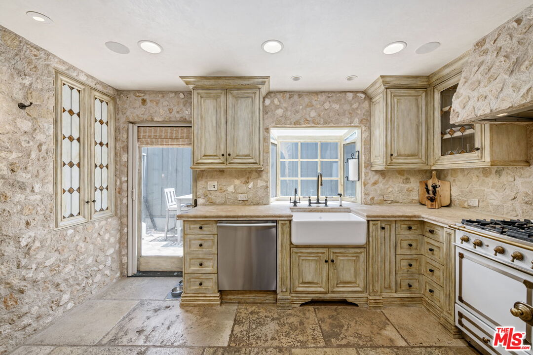 2408 34th St Unit: 4