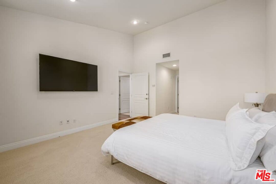 10617 EASTBORNE AVE Unit: PH2