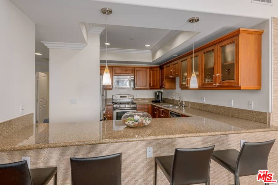 10617 EASTBORNE AVE Unit: PH2