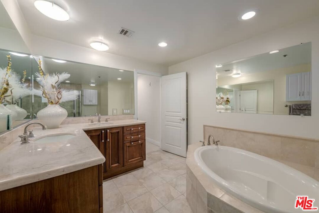 10617 EASTBORNE AVE Unit: PH2