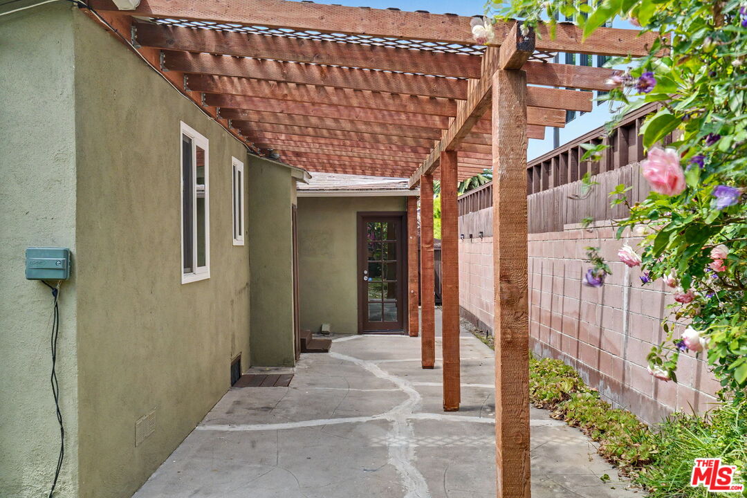 3542 Greenwood Ave