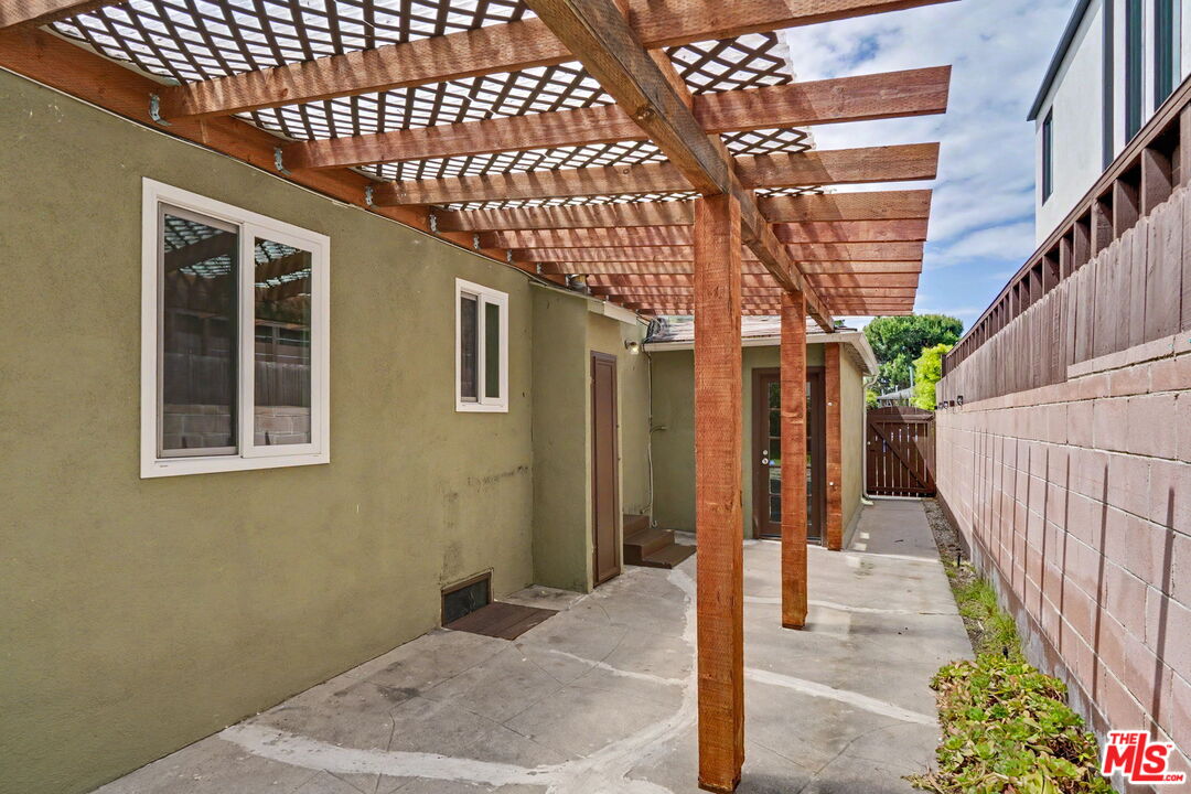 3542 Greenwood Ave
