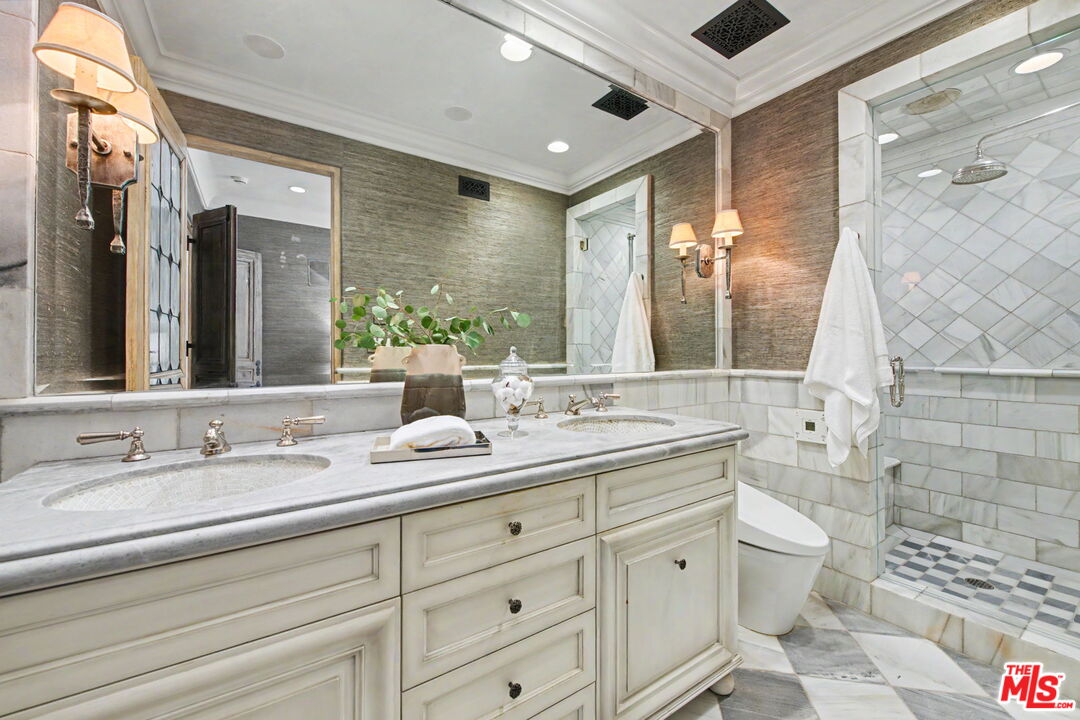 2408 34th St Unit: 4