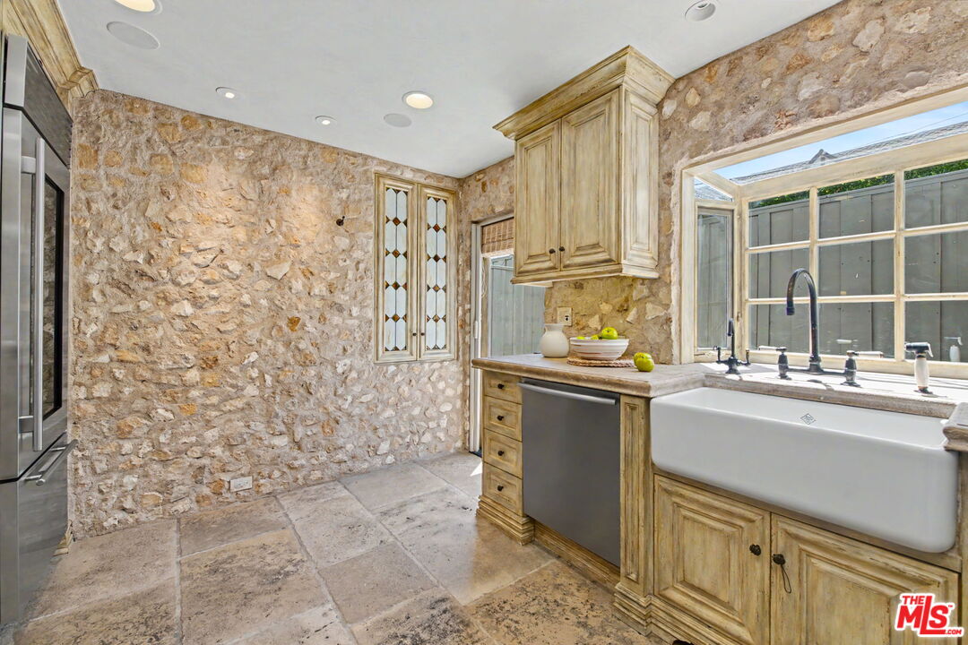 2408 34th St Unit: 4