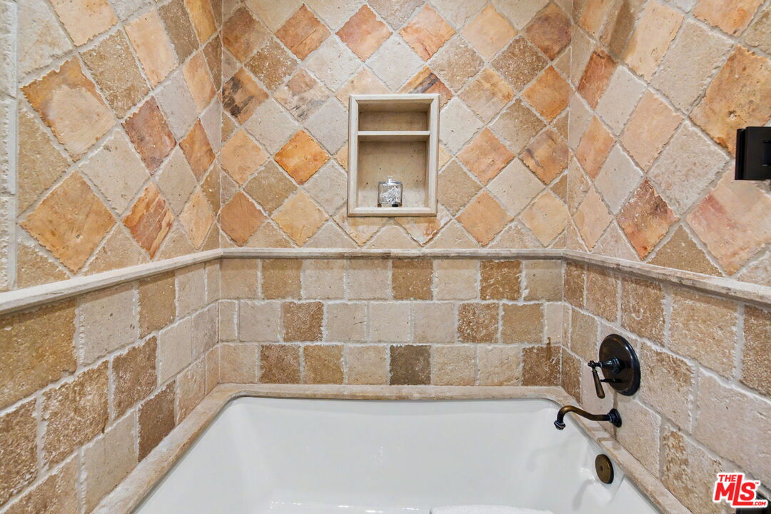 2408 34th St Unit: 4
