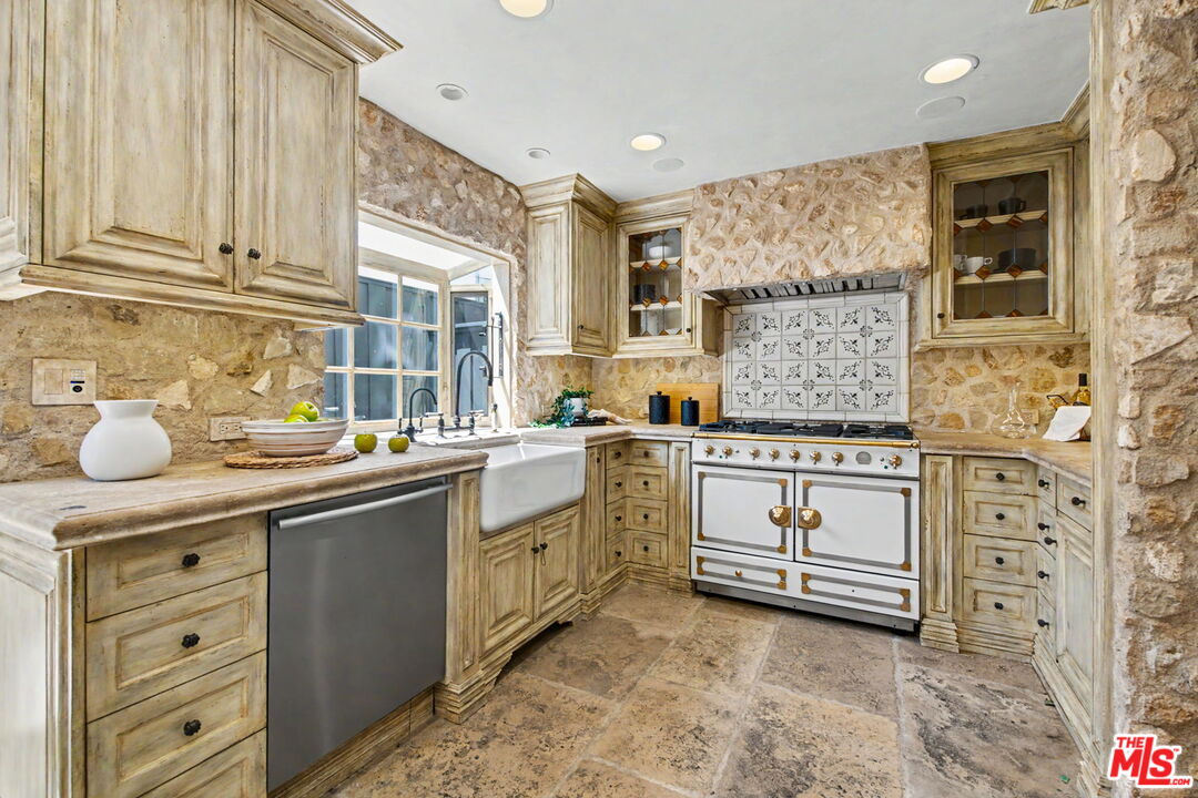 2408 34th St Unit: 4