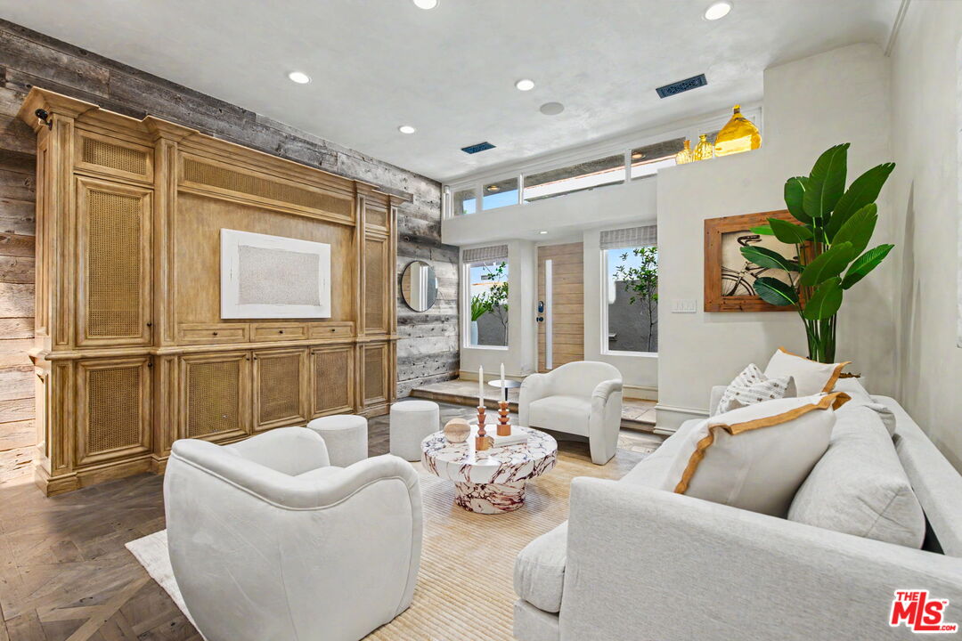 2408 34th St Unit: 4