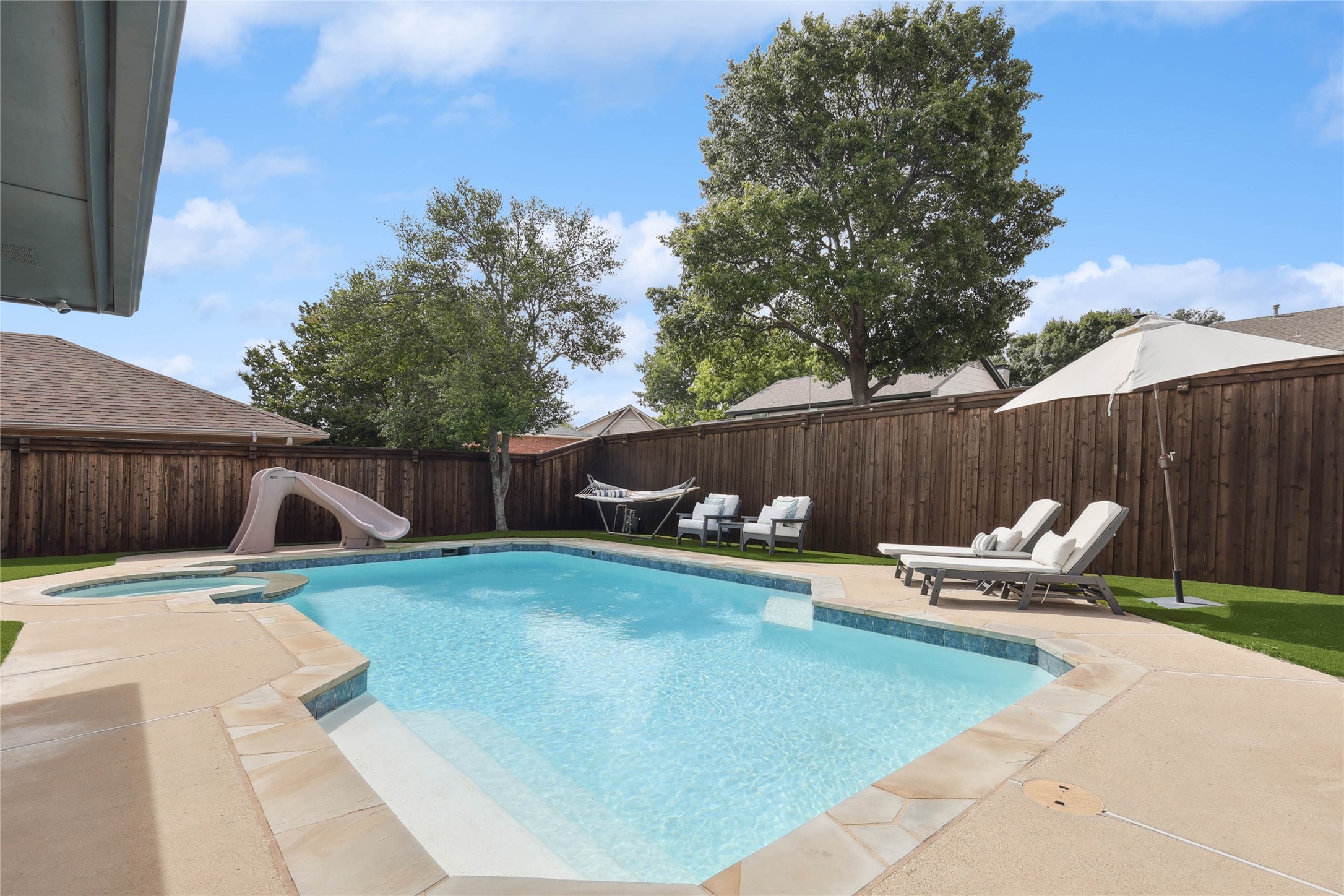 2712 Knollwood Court