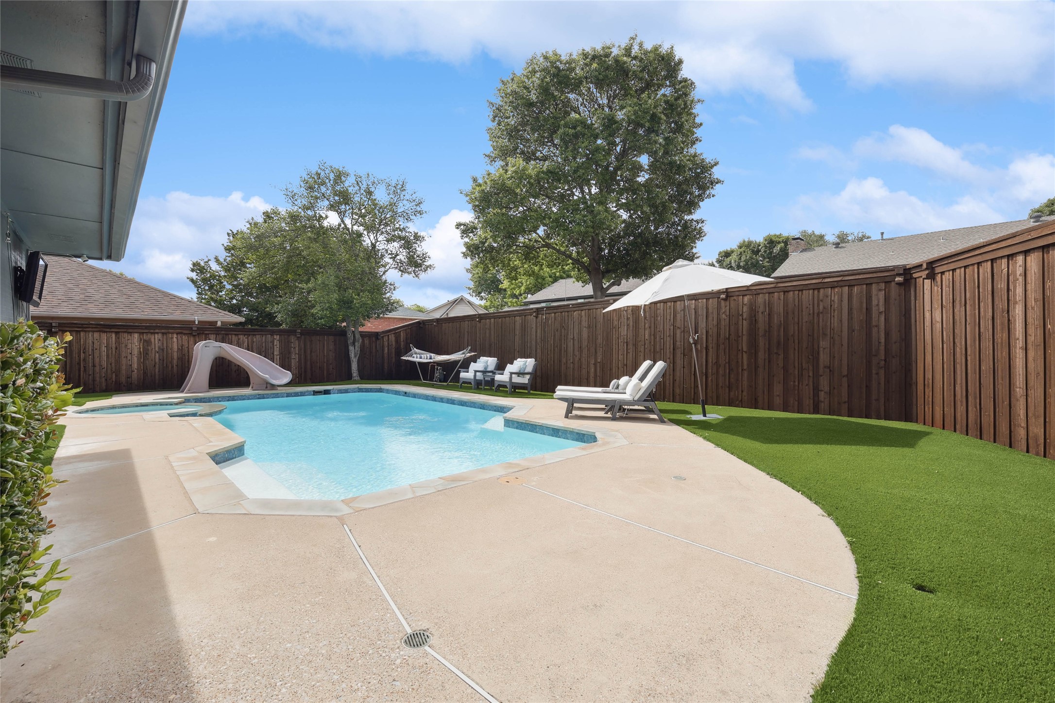 2712 Knollwood Court