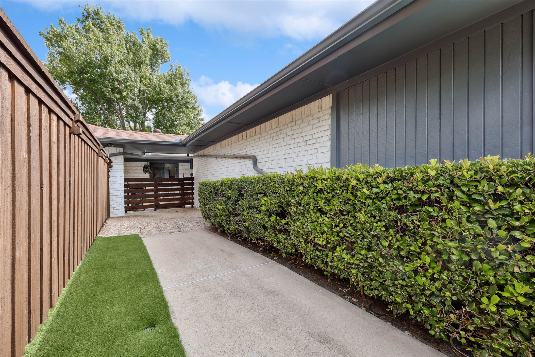 2712 Knollwood Court