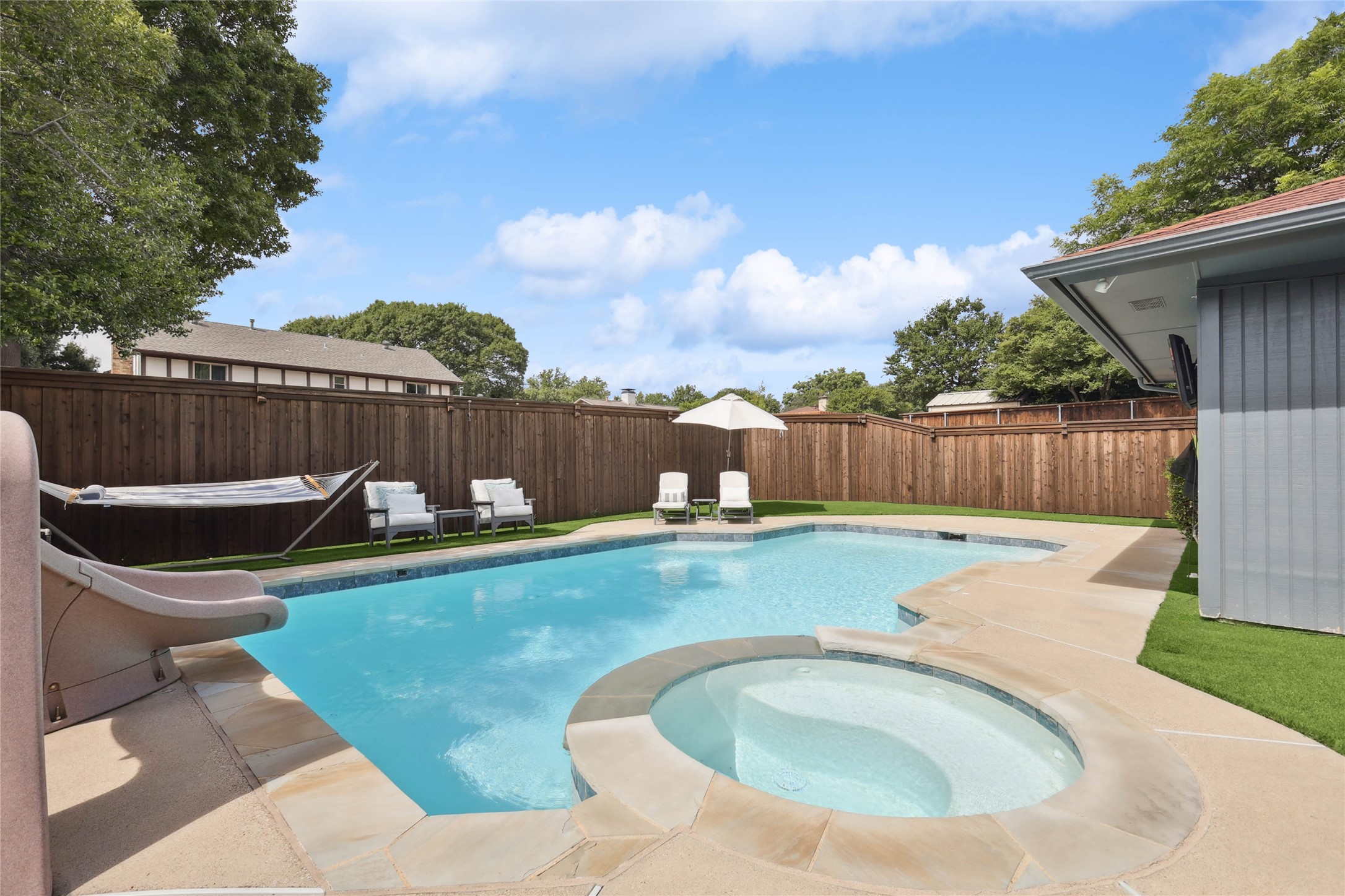 2712 Knollwood Court