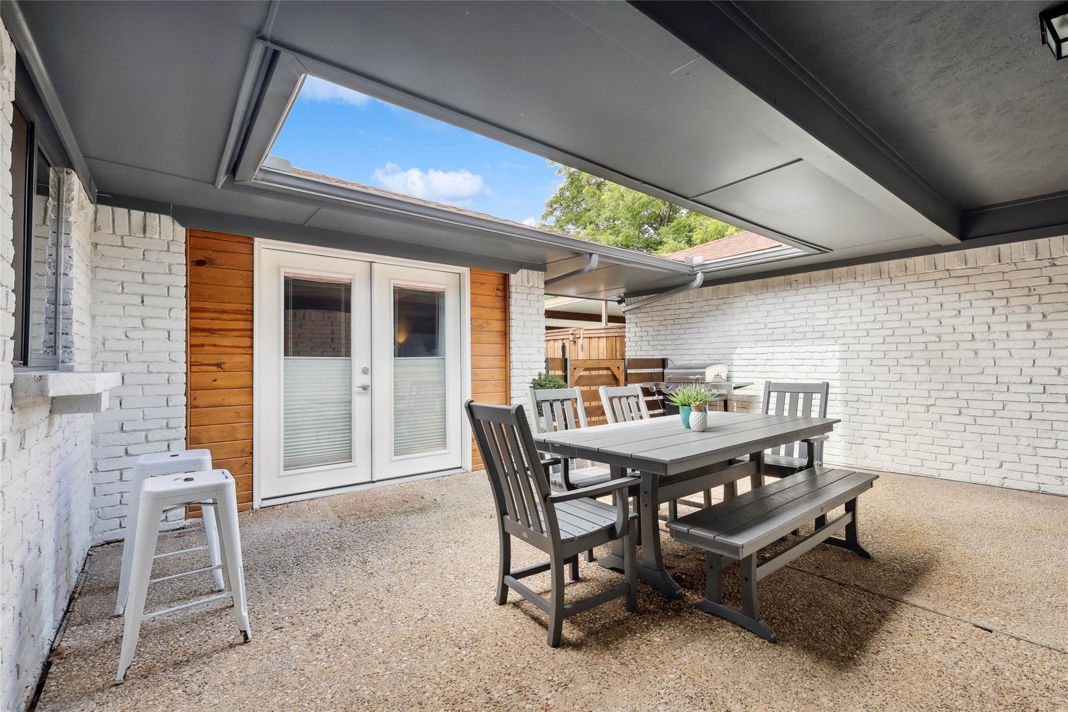 2712 Knollwood Court