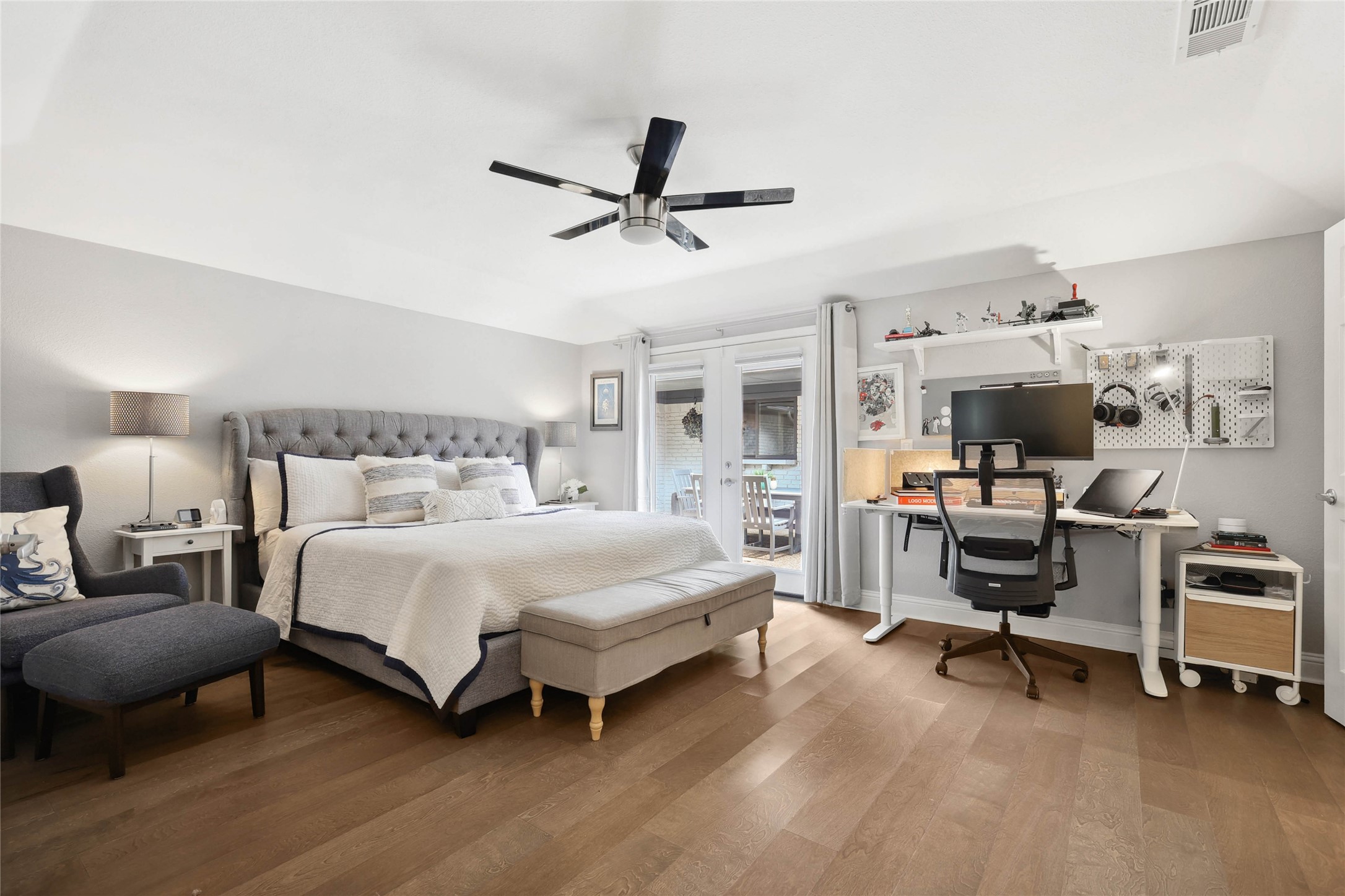 2712 Knollwood Court