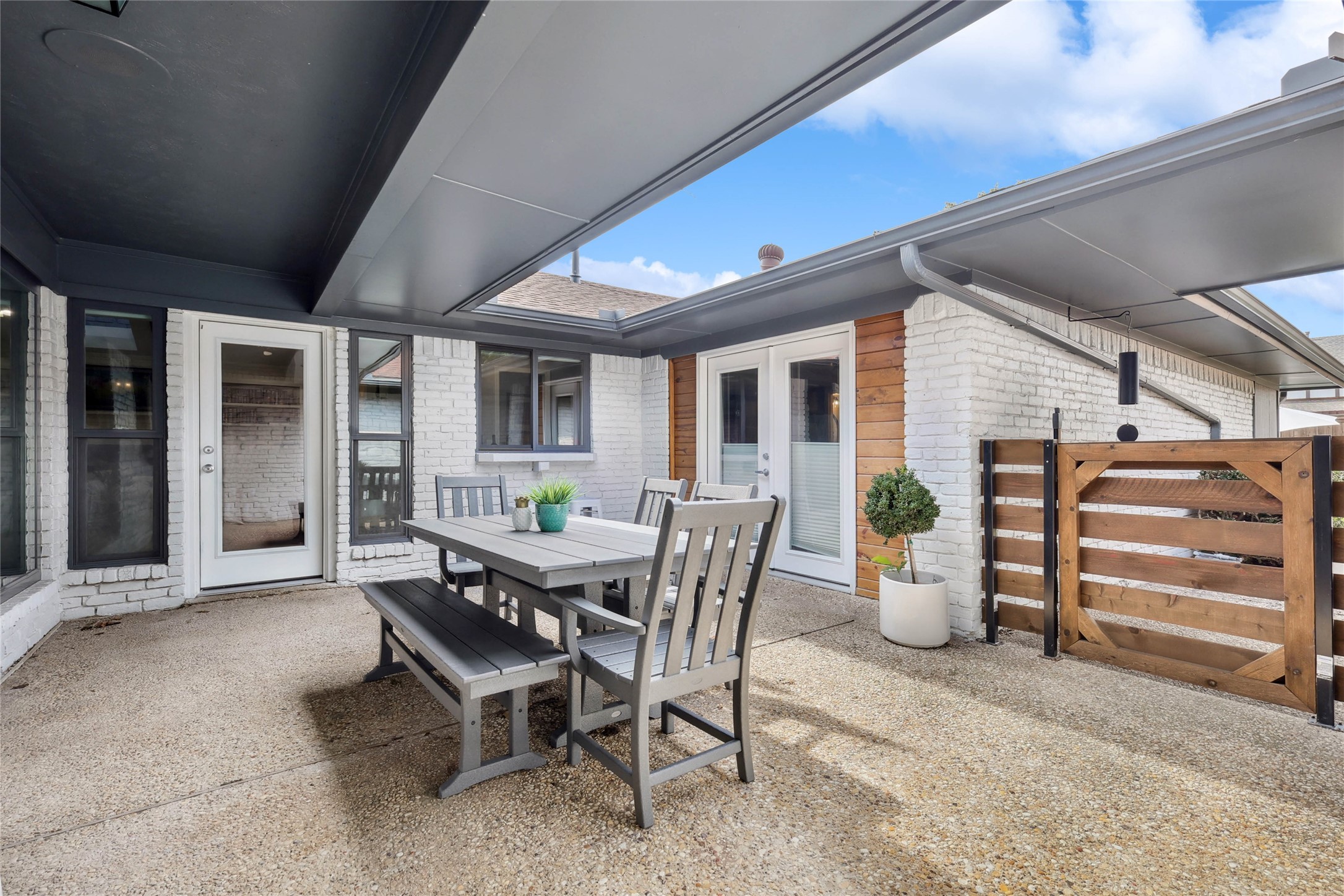 2712 Knollwood Court