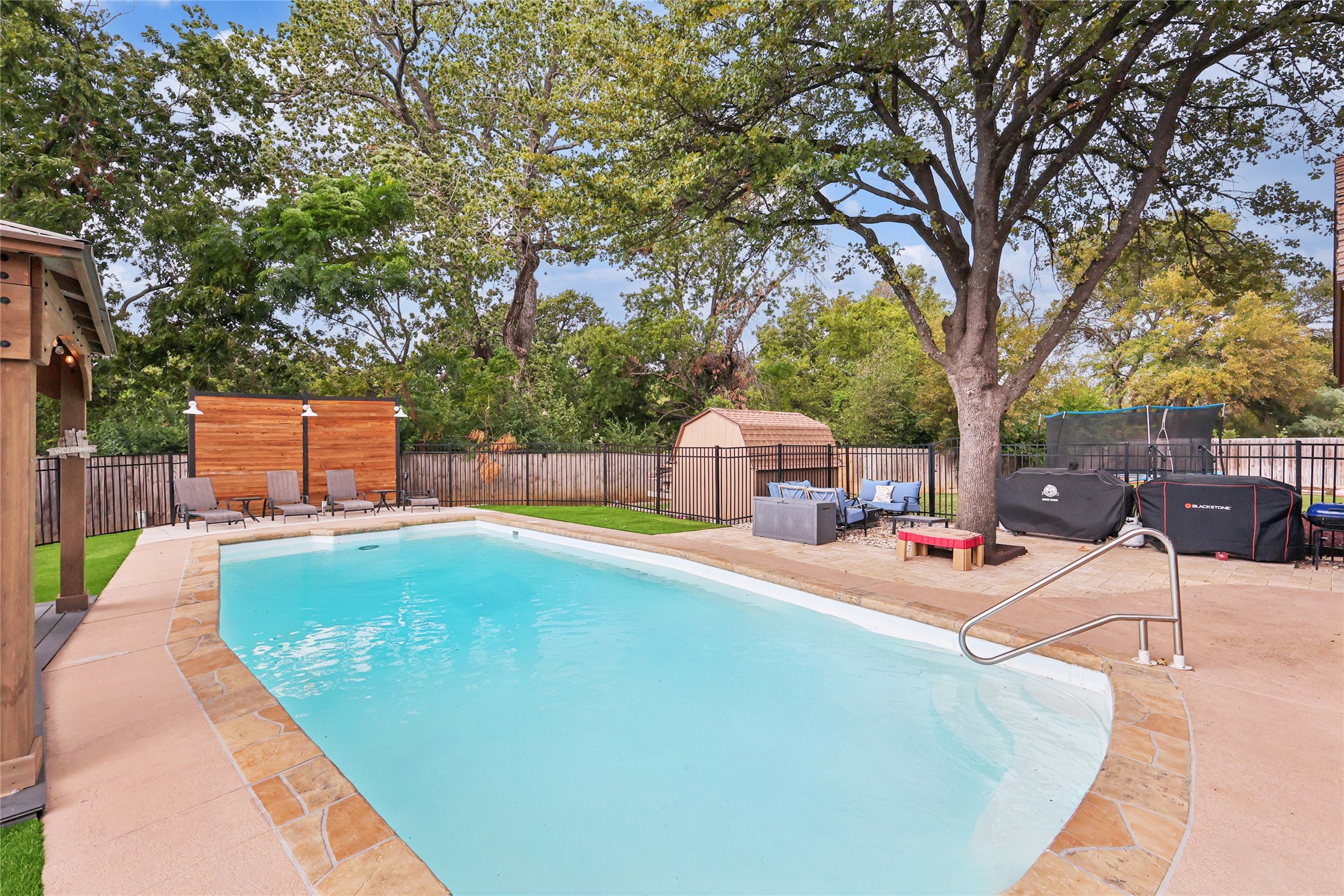 325 Pebble Knoll