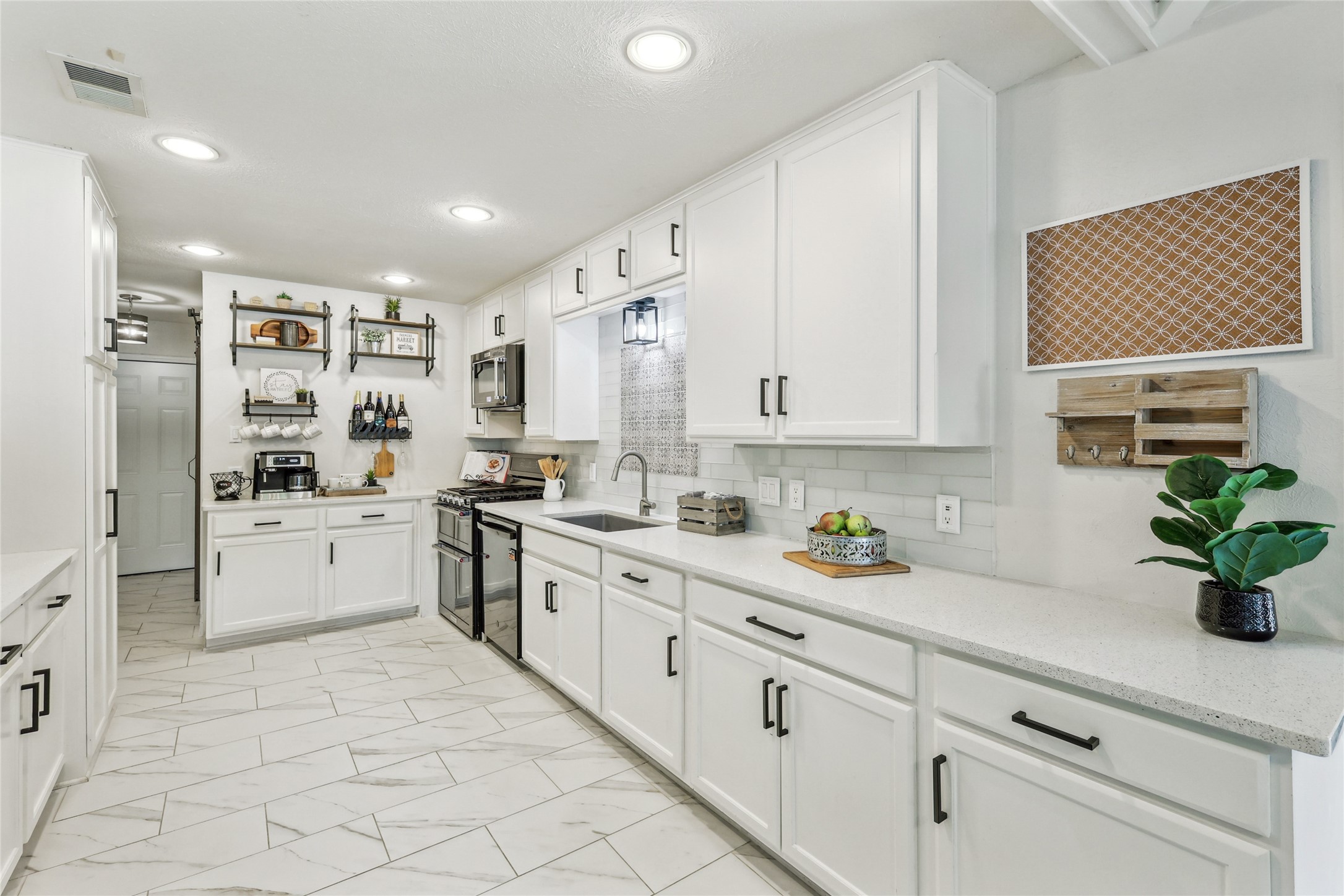 325 Pebble Knoll