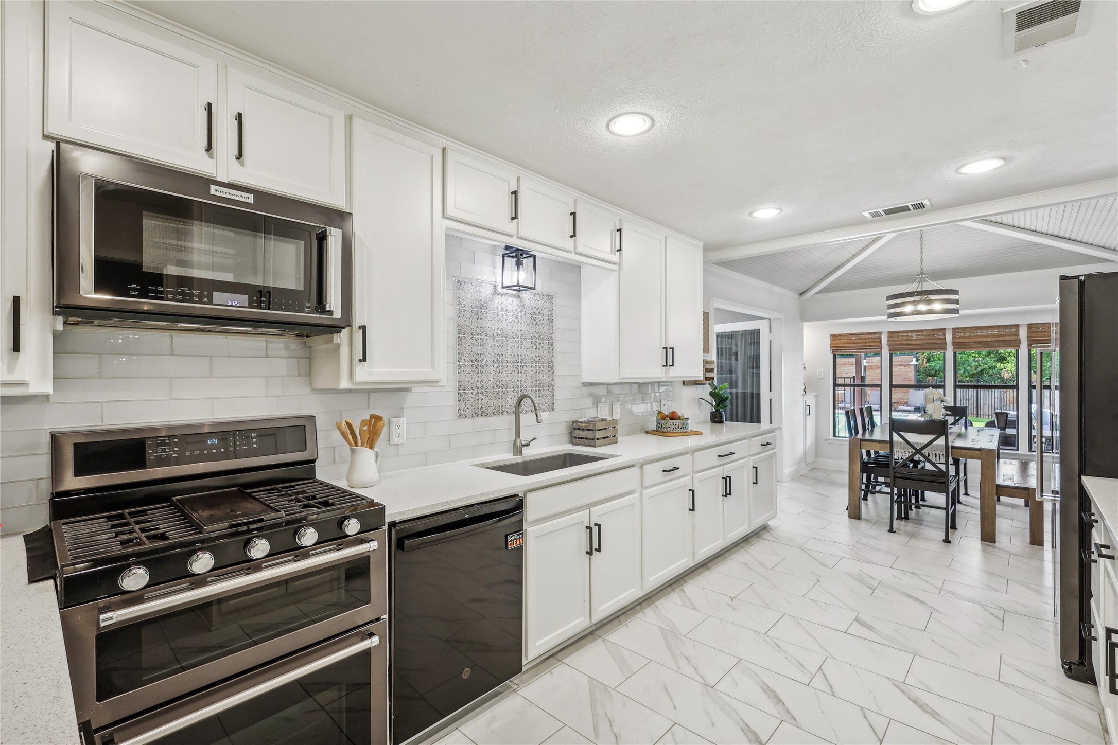 325 Pebble Knoll