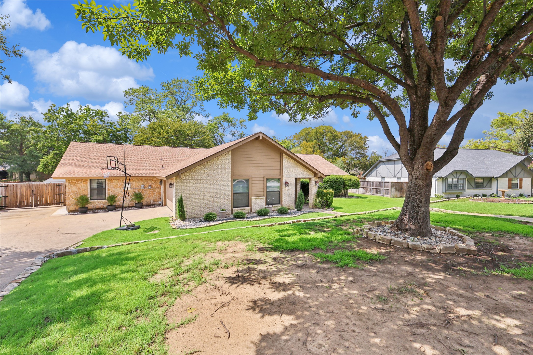 325 Pebble Knoll